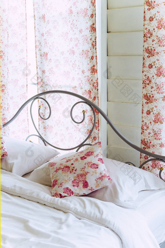 明亮的卧室室内花模式枕头床上