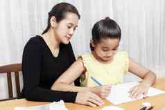 亚洲年轻的女孩铅笔家庭作业勇气