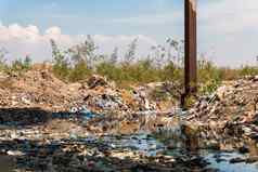 河被污染的塑料浪费污染概念回收