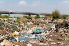 河被污染的塑料浪费污染概念回收
