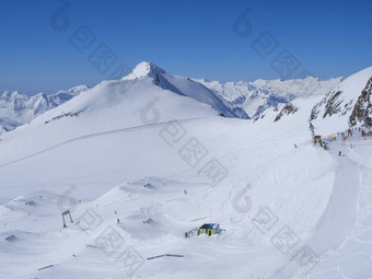 冬天景观雪覆盖山山坡上滑道滑雪者享受春天阳光明媚的一天滑雪度假胜地stubai格莱彻入住提洛尔奥地利阿尔卑斯山脉