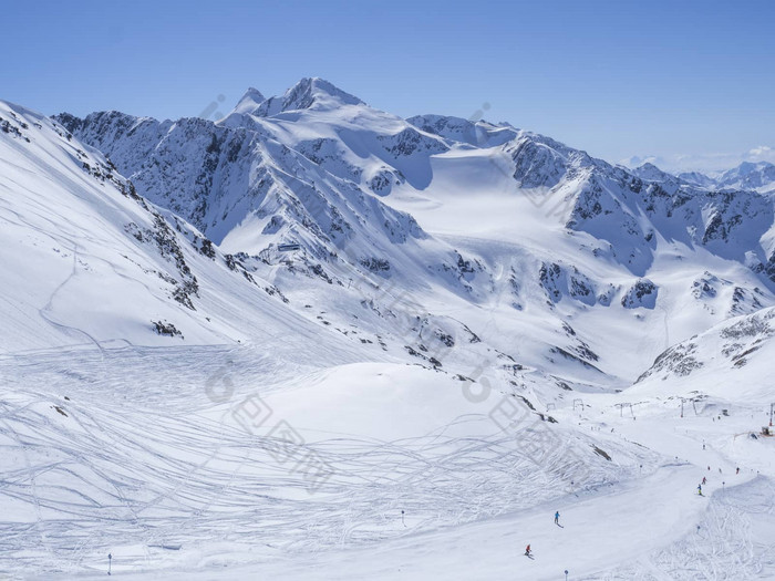 奥地利阿尔卑斯山脉滑雪度假胜地冬日风光