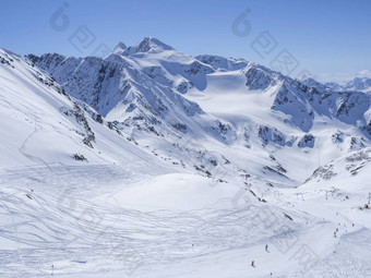 冬天景观雪覆盖山山坡上滑道<strong>滑雪</strong>者享受春天阳光明媚的一天<strong>滑雪度假</strong>胜地stubai格莱彻入住提洛尔奥地利阿尔卑斯山脉