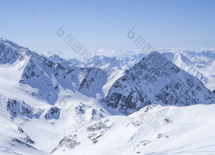 阿尔卑斯山脉提洛尔奥地利雪景春日阳光