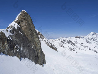 冬天景观锋利的山峰雪覆盖山坡上滑道滑雪者享受春天阳光明媚的一天滑雪度假胜地stubai格莱彻入住提洛尔奥地利阿尔卑斯山脉