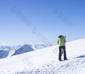滑雪前绍费尔斯皮茨山stubai格莱彻滑雪度假胜地准备谷雪覆盖山峰南提洛尔奥地利阿尔卑斯山脉自然体育运动背景蓝色的天空阳光明媚的春天一天