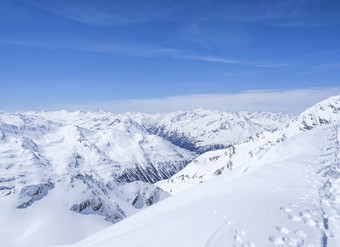 <strong>冬</strong>天景观<strong>雪</strong>覆盖<strong>山山</strong>坡上滑道滑<strong>雪</strong>者享受春天阳光明媚的一天滑<strong>雪</strong>度假胜地stubai格莱彻入住提洛尔奥地利阿尔卑斯<strong>山</strong>脉