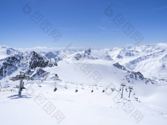 风景优美的视图前怀尔德斯皮茨冬天景观雪覆盖山山坡上滑道滑雪者椅子电梯stubai格莱彻滑雪度假胜地春天阳光明媚的一天蓝色的天空背景入住提洛尔奥地利阿尔卑斯山脉