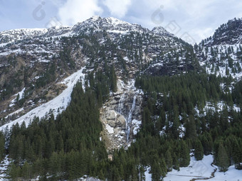 放牧瀑布冰川瀑布位于stubai谷提洛尔奥地利春天山河树景观自然环境徒步旅行阿尔卑斯山脉