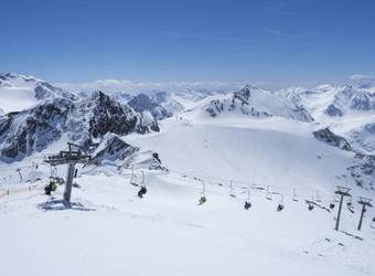 风景优美的视图前怀尔德斯皮茨冬天景观雪<strong>覆盖</strong>山<strong>山坡</strong>上滑道滑雪者椅子电梯stubai格莱彻滑雪度假胜地春天阳光明媚的一天蓝色的天空背景入住提洛尔奥地利阿尔卑斯山脉