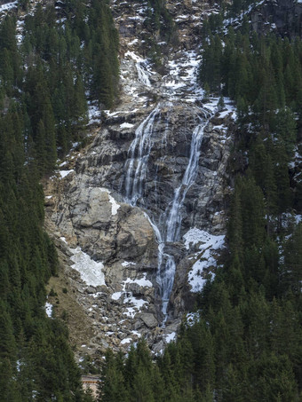 关闭放牧瀑布冰川瀑布位于stubai谷提洛尔奥地利春天山河树景观自然环境徒步旅行阿尔卑斯山脉