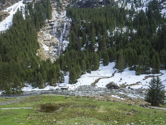 放牧瀑布冰川瀑布位于stubai谷提洛尔奥地利春<strong>天山</strong>河树景观自然环境徒步旅行阿尔卑斯山脉