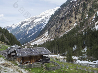 高山木小屋放牧冰川瀑布位于stubai谷提洛尔奥地利春天山河树景观自然环境徒步旅行阿尔卑斯山脉