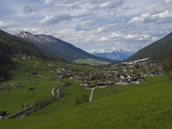 田园春天山农村景观视图入住stubai谷因斯布鲁克奥地利村降低诺斯蒂夫特入住绿色草地雪覆盖阿尔卑斯山山峰