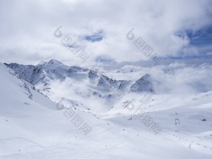 奥地利阿尔卑斯山脉雪山滑雪度假胜地