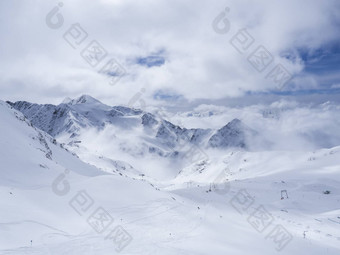 冬天景观雪覆盖山山坡上空滑道春天阳光明媚的一天<strong>滑雪度假</strong>胜地stubai格莱彻入住提洛尔奥地利阿尔卑斯山脉