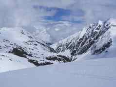 视图冬天山景观stubai格莱彻滑雪区域雪覆盖山峰春天阳光明媚的一天蓝色的天空背景入住提洛尔奥地利阿尔卑斯山脉