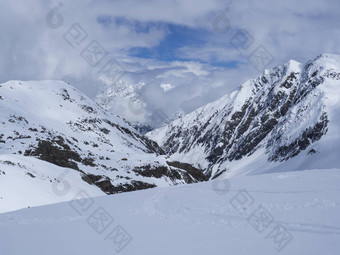 视图冬天山景观stubai格莱彻滑雪区域雪覆盖山峰春天阳光明媚的一天蓝色的天空背景入住提洛尔奥地利阿尔卑斯山脉