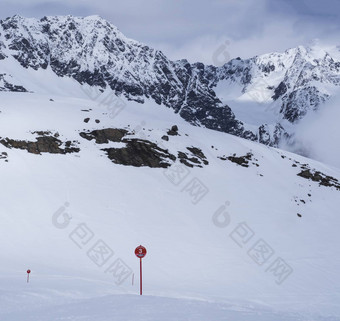 冬天景观空红色的跑道标志雪覆盖山山坡上春天阳光明媚的一天滑雪度假胜地stubai格莱彻入住提洛尔奥地利阿尔卑斯山脉