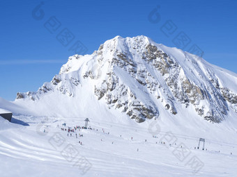 冬<strong>天山</strong>景观色彩斑斓的穿着滑雪者白色<strong>雪山</strong>坡上视图前kitzsteinhorn山蓝色的天空kaprun滑雪度假胜地国家公园呵呵拖船奥地利阿尔卑斯山脉欧洲