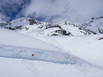 冬天景观空红色的跑道标志雪覆盖山山坡上春天阳光明媚的一天滑雪度假胜地stubai格莱彻入住提洛尔奥地利阿尔卑斯山脉