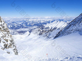 冬天景观免费的骑跑道视图雪覆盖山坡上蓝色的天空空中视图泽尔湖前kitzsteinhorn山kaprun滑雪度假胜地国家公园呵呵拖船奥地利阿尔卑斯山脉欧洲