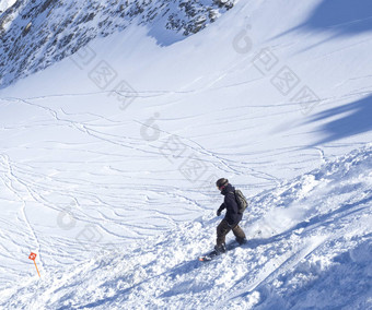 kaprun奥地利3月免费的骑跑道搭便车者滑<strong>雪</strong>滑<strong>雪</strong>下坡<strong>雪</strong>覆盖<strong>山</strong>坡上前kitzsteinhorn<strong>山</strong>kaprun滑<strong>雪</strong>度假胜地阳光明媚的<strong>冬</strong>天一天