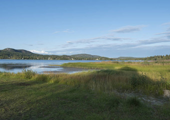 唠唰��Sjalevadsfjarden湖ornskoldsvik城市韦斯特地区瑞典夏天阳光明媚的一天蓝色的天空背景