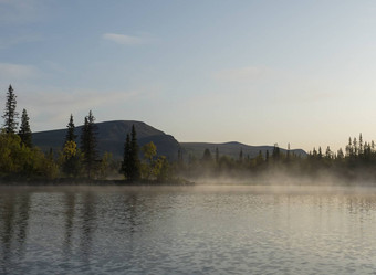 美丽的早....湖Sjabatjakjaure阴霾雾瑞典拉普兰自然山桦木树云杉森林岩石巨石草天空云清晰的水