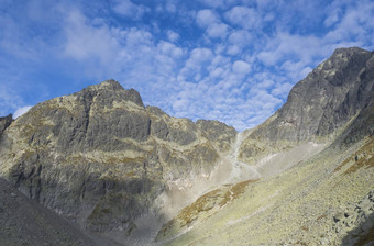 视图塞迪耶尔科山通过急转看见路径徒步<strong>旅行路线</strong>特里霍茶田山避难所塔特兰卡贾沃里纳高基斯洛伐克蓝色的天空白色云