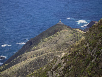视图灯塔anaga灯塔绿色山蓝色的海大西洋海洋风景anaga山tenerife金丝雀岛西班牙