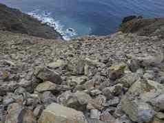 陡峭的坡岩石下降石头熔岩悬崖蓝色的海背景