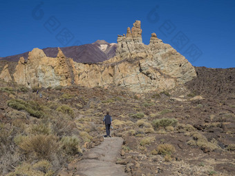 旅游人徒步旅行者路径著名的pitoresque岩石形成罗格加西亚视图色彩斑斓的火山皮科的泰德最高西班牙语山清晰的蓝色的天空背景