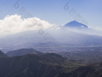 蓝色的<strong>峰会</strong>火山皮科的泰德最高西班牙语山云视图奥罗塔瓦城市绿色山tenerife金丝雀岛蓝色的天空背景