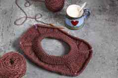 棕色（的）毛衣针织过程陶瓷杯混凝土背景