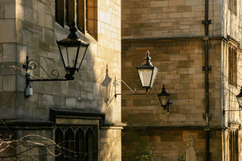 维多利亚时代风格街照明灯笼牛津大学大学下午太阳