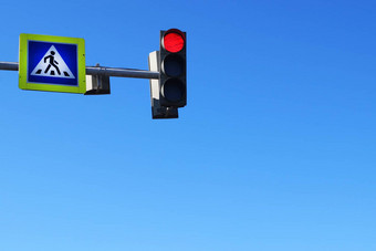 人行横道标志红色的交通光蓝色的天空背景复制空间
