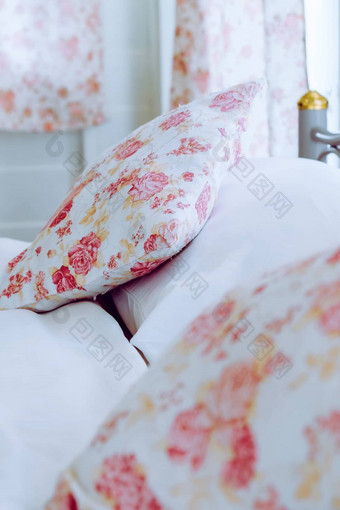 明亮的卧室室内花模式枕头床上
