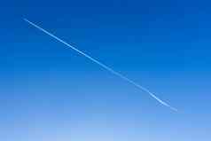 飞机蓝色的天空叶子白色条纹