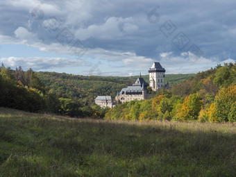 karlstejn哥特<strong>状态</strong>城堡布拉格著名的城堡捷克共和国草草地秋天彩色的树森林蓝色的天<strong>空</strong>云背景位于布拉格
