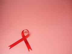 红色的丝带粉红色的背景世界艾滋病一天概念象征概念