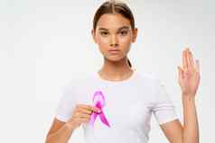女志愿者粉红色的丝带癌症肿瘤