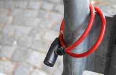 被遗弃的自行车锁左金属栅栏偷来的自行车