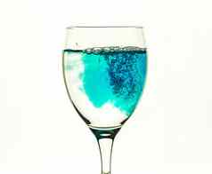 玻璃玻璃清晰的水填满蓝色的液体