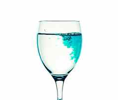 玻璃清晰的水填满蓝色的液体