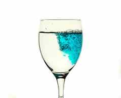 蓝色的液体填满玻璃玻璃透明的水
