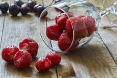 浆果甜蜜的樱桃草莓玻璃杯状