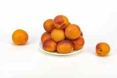 新鲜的成熟的杏子白色飞碟白色背景