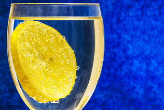 柠檬覆盖泡沫气体玻璃蓝色的模糊