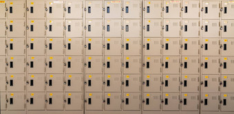 特写镜头米色储物柜锁编号黄色的标签洛克